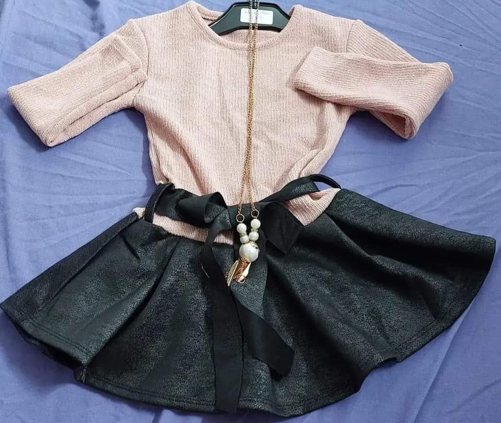 Robe rose/noir avec un collier